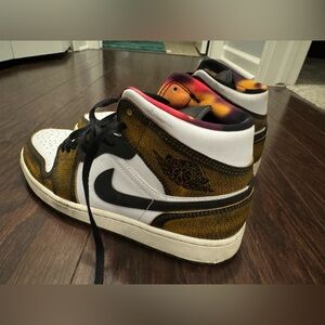 Nike Air Jordan 1 mid SE black/white/sail/taxi (men size US9)